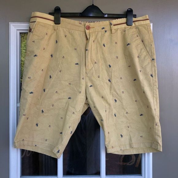 TOMMY HILFIGER MEN'S Anchor and Horse GRAPHIC CHINO SHORTS GOLD KHAKI SIZE 40 - Picture 1 of 6